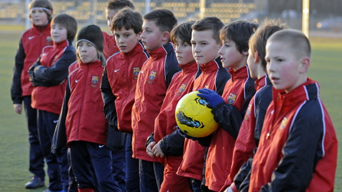 Po trwających ponad rok staraniach oraz negocjacjach prowadzonych przez założyciela szkoły Pana Wiesława Wilczyńskiego w sprawie pozyskania nieruchomości o charakterze sportowym, pragniemy poinformować że FCB EV ma własne centrum piłkarskie.