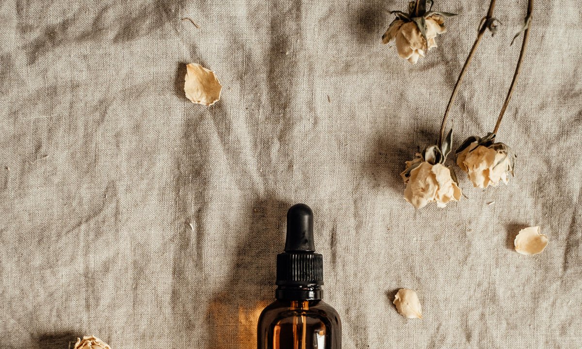 Trzy naturalne oleje, które wygładzają zmarszczki jak najlepszy krem