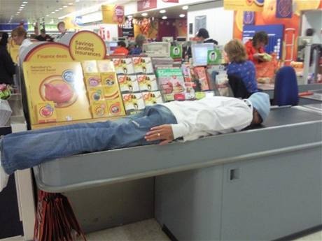 Użytkownicy facebooka znaleźli nową zabawę: prześcigają się w tym, kto zrobi bardziej absurdalne zdjęcie ludzi leżących twarzą w dół. Im dziwniejsze miejsce tym lepiej