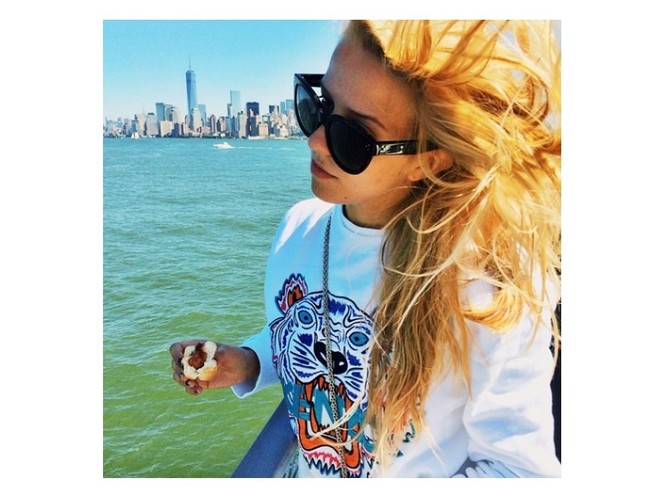 Jessica Mercedes w bluzie Kenzo