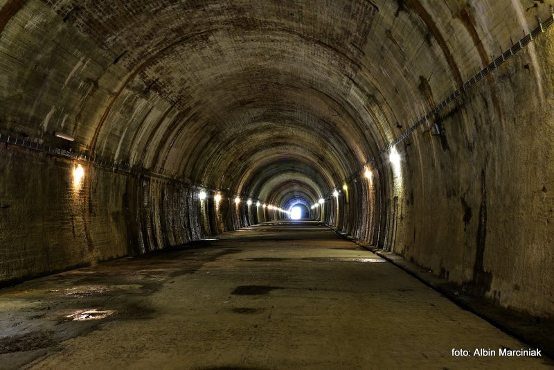 Tunel schronowy dla pociągu sztabowego z czasów II wojny światowej w Strzyżowie