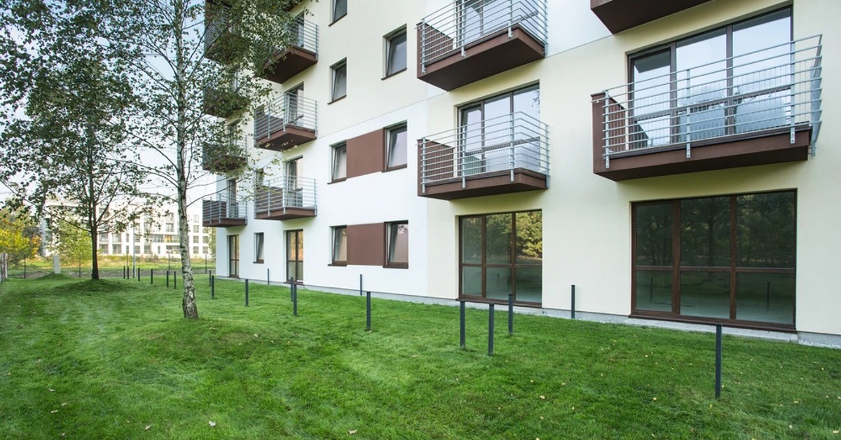 Właściciele mieszkań będą musieli płacić za schody i balkony? Te nowe przepisy burzą krew w żyłach