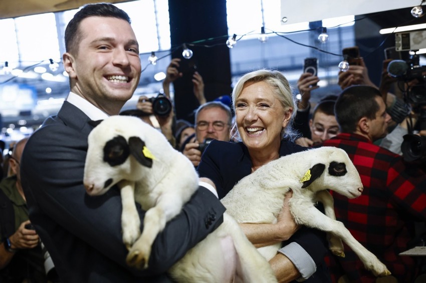 Žordan Bardela i Marin Le Pen tokokm posete Poljoprivrednom sajmu u Parizu 26. februara