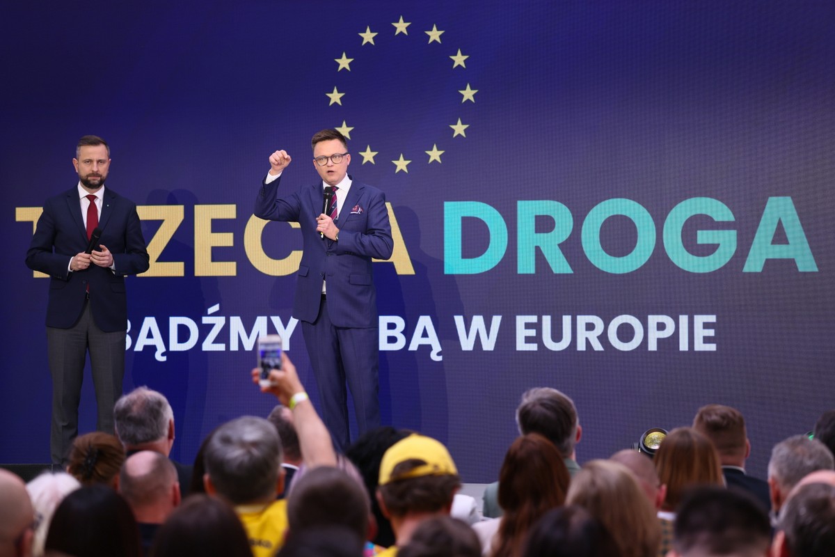 Kampania wyborcza do Parlamentu Europejskiego. Liderzy Trzeciej Drogi: prezes Polski 2050, marszałek Sejmu Szymon Hołownia (C) i prezes Polskiego Stronnictwa Ludowego, wicepremier, minister obrony narodowej Władysław Kosiniak-Kamysz (L)