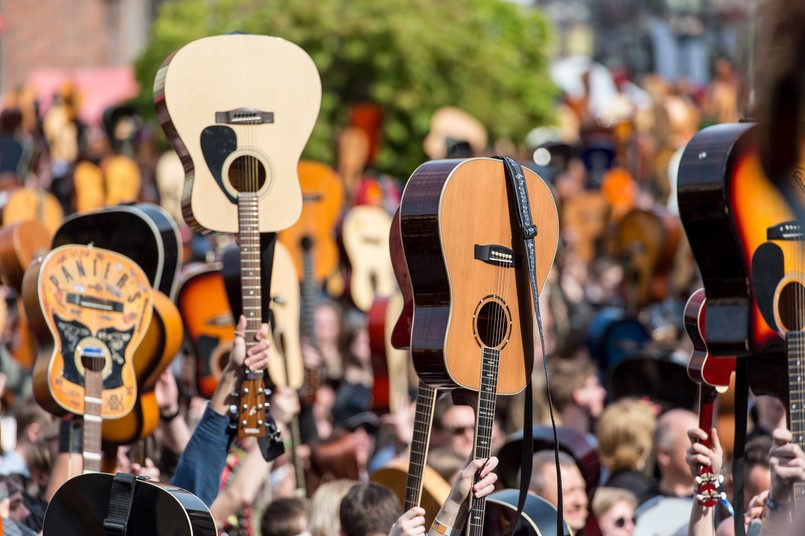 Próba bicia gitarowego Rekordu Guinnessa to główne wydarzenie odbywającego się od 2003 roku we Wrocławiu festiwalu Thanks Jimi. Miłośnicy gitarowego grania spotykają się co roku w tym mieście, aby wraz z zaproszonymi muzykami zagrać utwór Jimiego Hendriksa "Hey Joe".