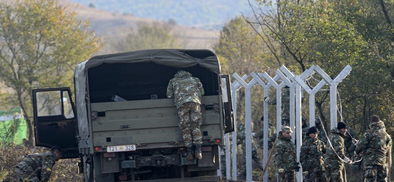 Stanął kolejny europejski mur. Macedonia stawia ogrodzenie na granicy z Grecją. ZDJĘCIA