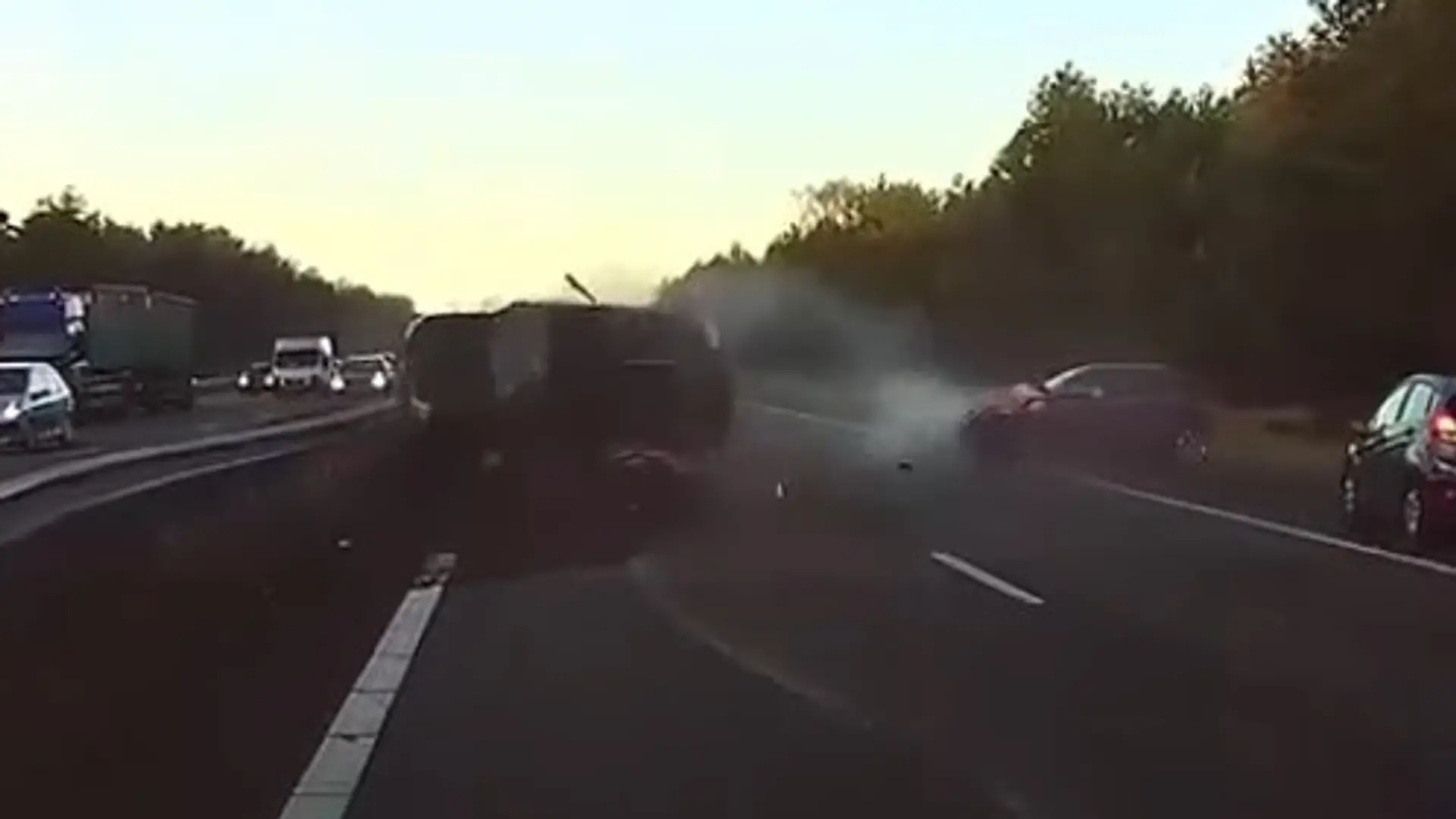 Samochód Tesla przewidział wypadek drogowy jeszcze zanim się wydarzył. Fascynujące nagranie z autostrady