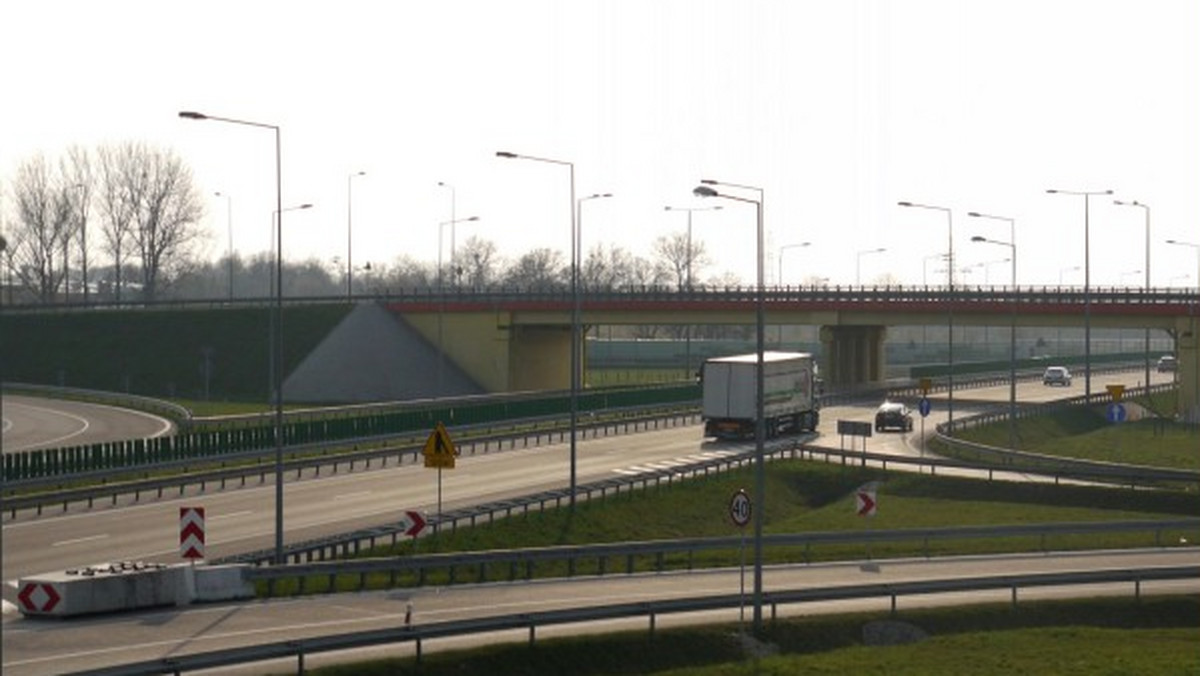W piątek w południe GDDKiA udostępniła dwa fragmenty na drogach ekspresowych S8 i S14 - informuje portal mmlodz.pl.