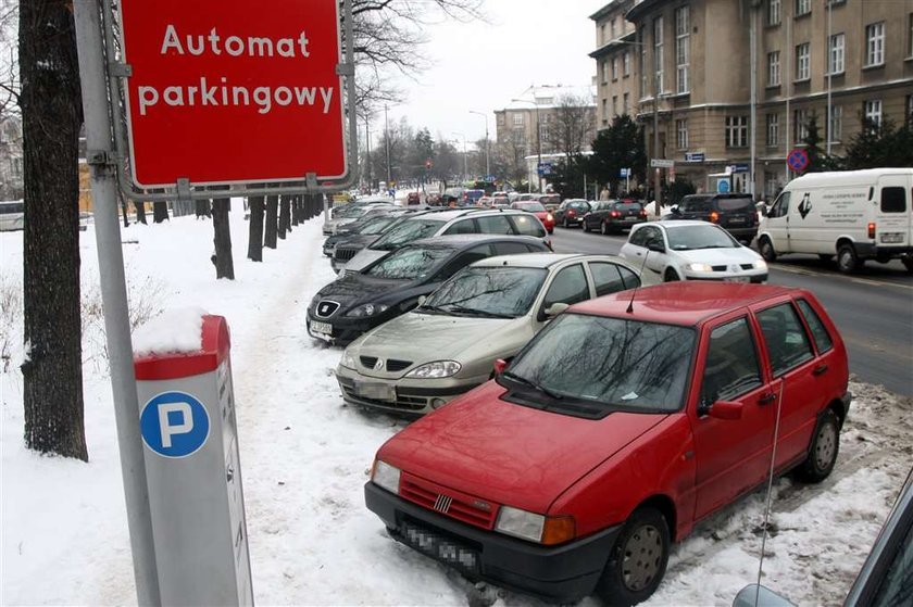 Wojewoda remontuje sobie garaż, a o petentów nie dba