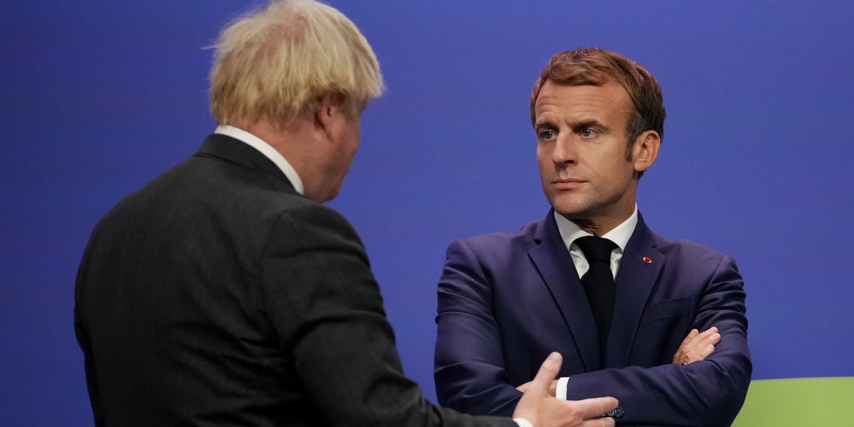 Premier Wielkiej Brytanii Boris Johnson (tyłem) w rozmowie z prezydentem Francji Emmanuelem Macronem w 2021 r.