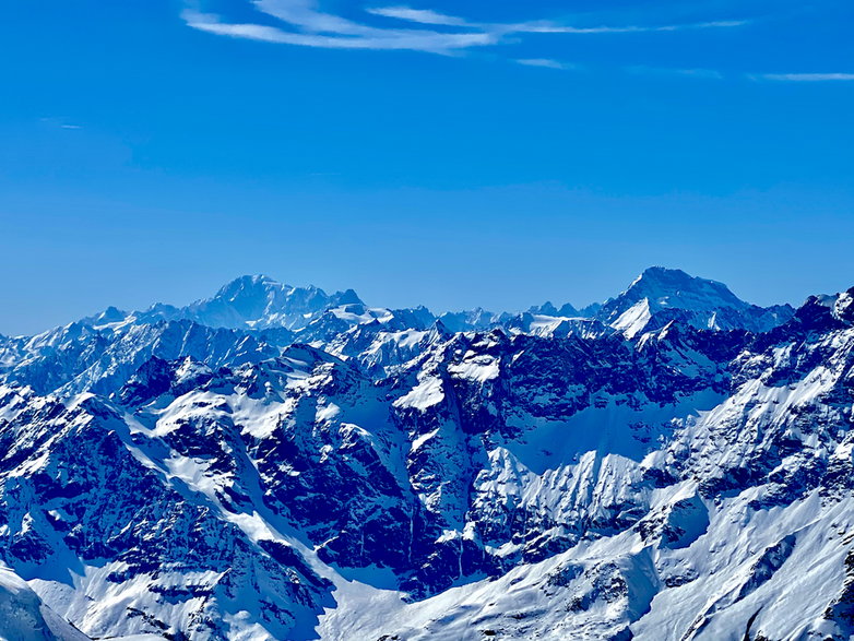Masyw Mont Blanc (z lewej) i Grand Combin (z prawej) widziane spod szczytu Klein Matterhorn