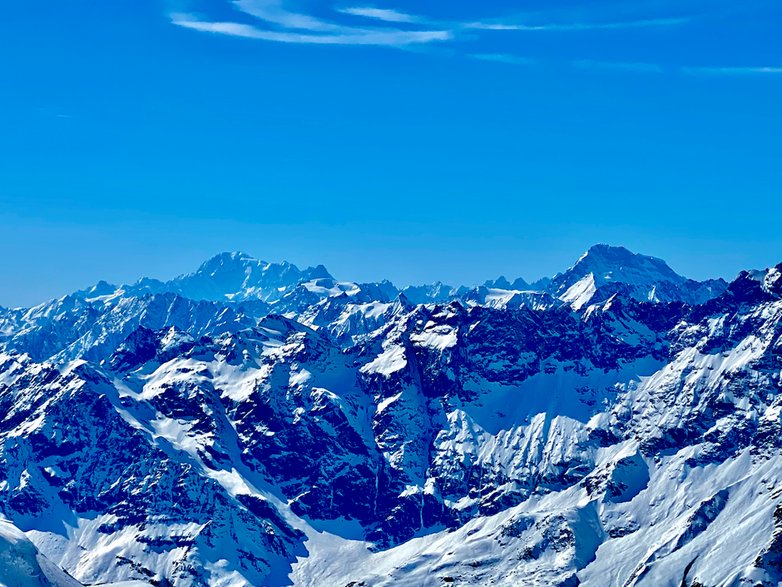 Masyw Mont Blanc (z lewej) i Grand Combin (z prawej) widziane spod szczytu Klein Matterhorn