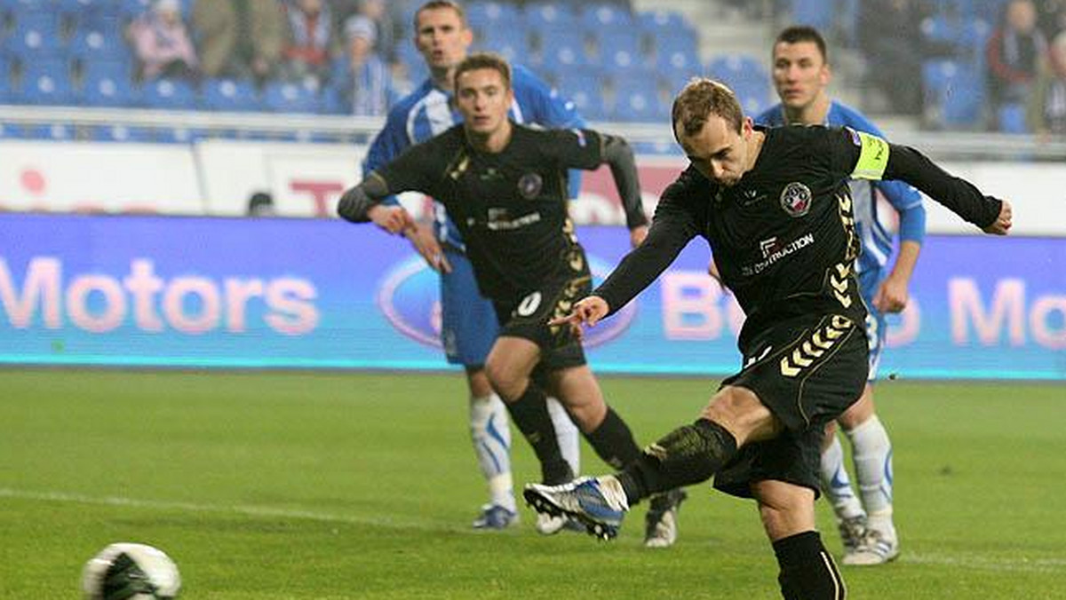 Trabzonspor znów zainteresował się Adrianem Mierzejewskim, który w poniedziałek na gali kończącej sezon Ekstraklasy został ogłoszony najlepszym jej piłkarzem. Oferuje 3 miliony euro, ale prezes Polonii Warszawa Józef Wojciechowski nie zgadza się na transfer.