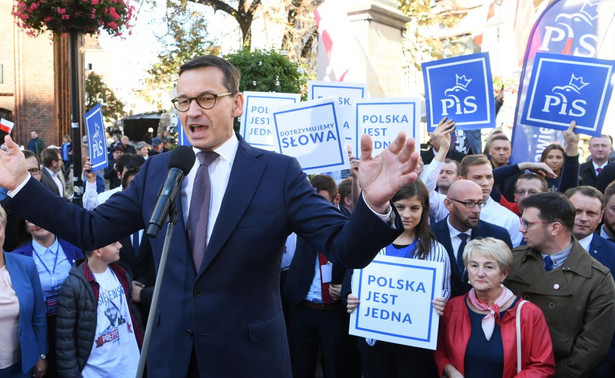 Morawiecki: PiS jest normalnością dla Polski i polskiego narodu. W tle okrzyki: Pinokio, Pinokio...