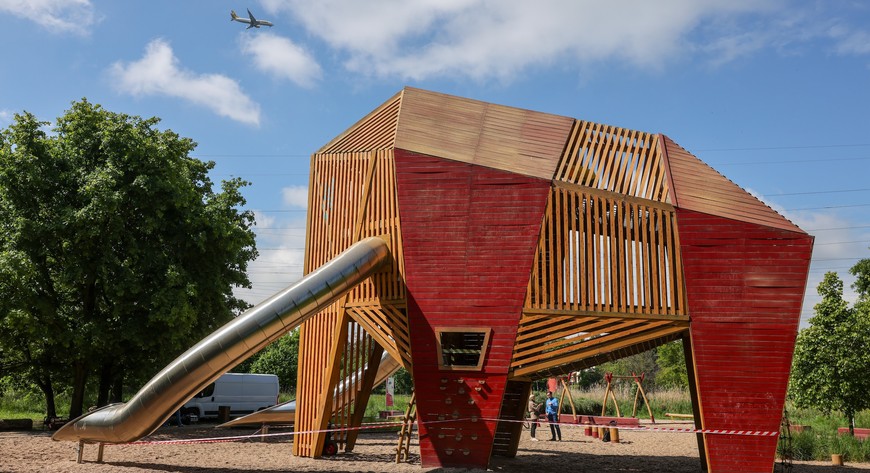 Wrocław dysponuje dziś rozbudowaną siecią ponad 540 placów zabaw. Niektóre są kameralne, inne rozbudowane i wyposażone w nowoczesne urządzenia jak Park Mamuta na Osiedlu Oporów. 