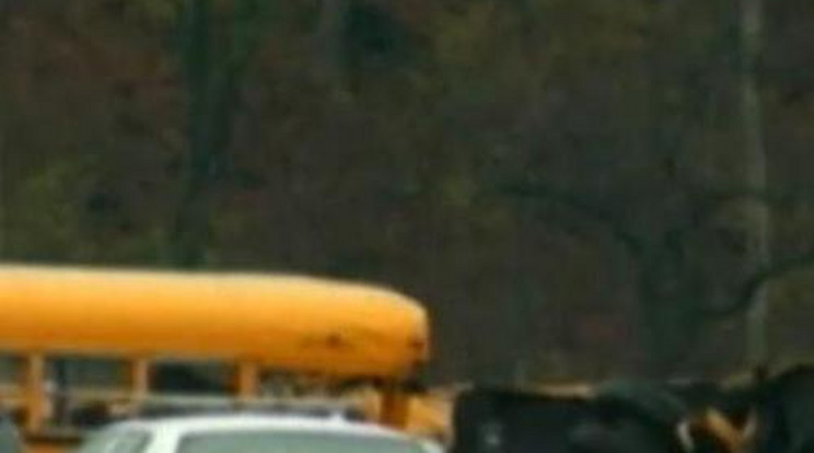 Iskolabusz karambolozott az autópályán – videó!