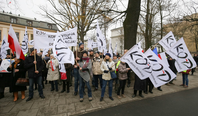 Organizatorem jest Komitet Obrony Demokracji, którego założyciel Mateusz Kijowski zapewnia, że nie będzie to akcja polityczna i odbędzie się "pod flagą Polską i Unii Europejskiej bez symboli partyjnych"