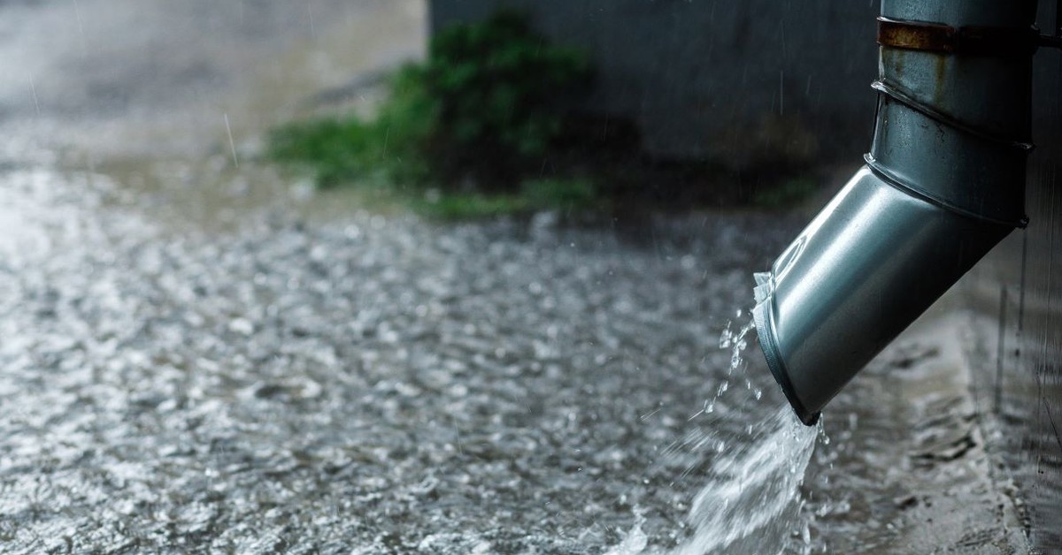 Podatek od deszczówki – kto, kiedy i za co musi płacić oraz jakie grożą kary za nielegalne odprowadzanie wody deszczowej?