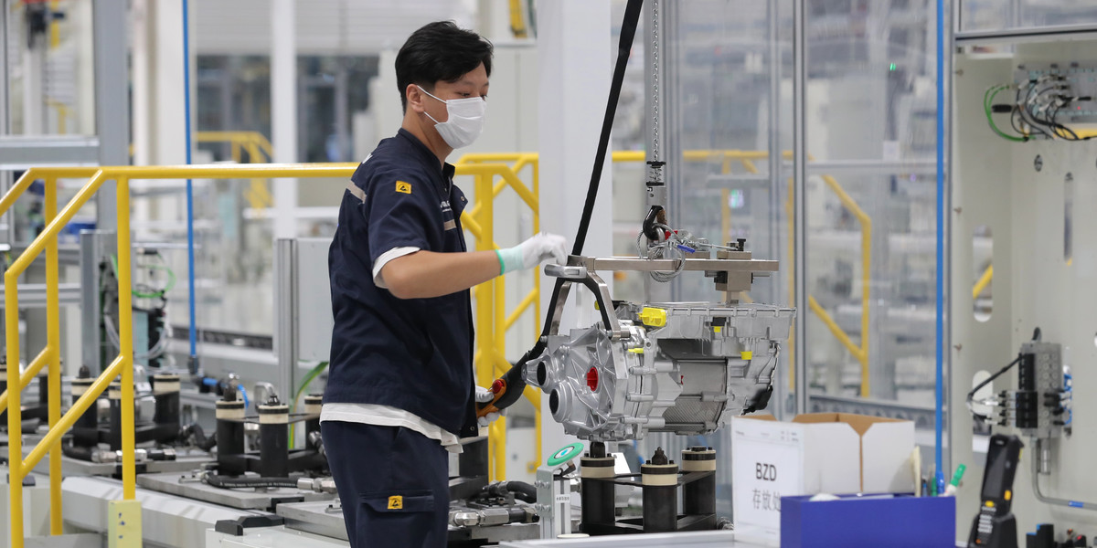 Chińskie fabryki wstrzymują produkcję z powodu ponownego wybuchu epidemii COVID-19. Nie pracują zakłady wytwarzające części m.in. dla Apple, Toyoty czy Volkswagena.