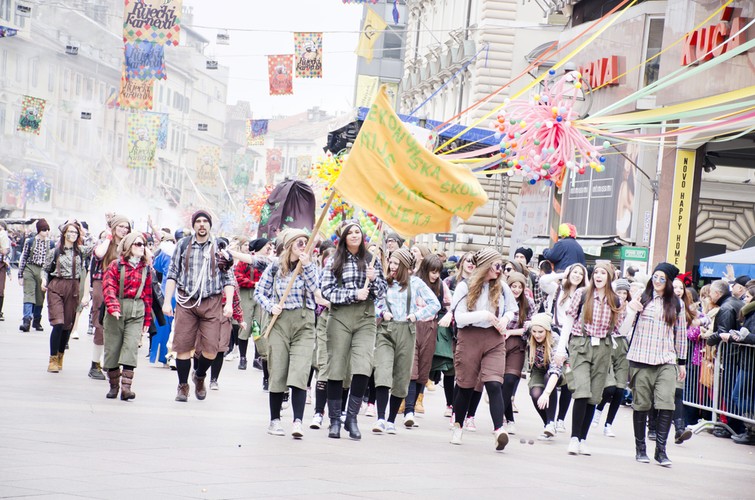 <strong> 17 stycznia – 1 marca: Karnawał w  Rijece</strong>
<br><br>To prawdziwa kulturowa mieszanka w najlepszym wydaniu. Jak zaznacza przedstawiciel biura podróży Rainbow, Chorwaci zaaranżowali karnawał na własny sposób. Elementy typowe dla miejskich festiwali w Wenecji czy w Niemczech, połączyli z elementami folkloru i mitologii słowiańskiej. Anonimowość, jaką zapewniają maski uzupełnili o starosłowiańskie gusła, które odpędzają złe duchy. Efekt zachwyca, ale to nie wszystko – stanowi ważny element europejskiego dziedzictwa.
Najhuczniej obchodzone jest oczywiście zakończenie karnawału, kiedy przez miasto przechodzi Międzynarodowy Orszak Karnawałowy. Na jego czele nie zobaczymy jednak Króla i Królowej, ani innych ważnych postaci, a ogromny kocioł pod którym bucha ogień.
Charakterystycznym elementem pochodu są dzwonnicy – zvonari – ubrani w owcze kożuchy i głowy zwierząt z rogami i wysuniętym językiem. Do szarf, którymi są przepasani przyczepione mają dzwonki, z których starają się wydobyć jak najdonośniejsze dźwięki, odstraszając zimę.
Przebierańców jest wielu, a w kwestii stroju obowiązuje pełna dowolność. Trudno opisać więc tłum na ulicach, tak bardzo jest różnorodny. Słowiańskie diabły i diablice bawią się razem ze starożytnymi Rzymianami, są Indianie, a nawet Hitler i mnóstwo postaci znanych z bajek, jak np. Obeliks czy Pszczółka Maja! Uzupełnieniem wszystkich atrakcji jest oczywiście wspaniała bałkańska uczta. Zakrapiana biesiada sprzyja rozmowom i nawiązywaniu nowych znajomości – głośno i radośnie, jak na ten region przystało. <br><br>
źródło: http://r.pl/