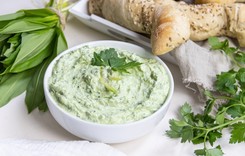 Sałatka z deski z jajkiem i szparagami. Idealna na wielkanocne śniadanie