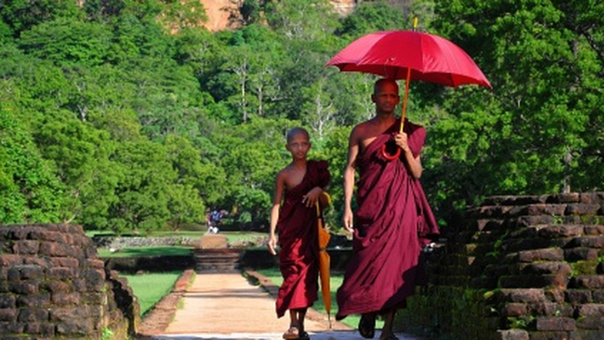 Ministerstwo zdrowia Sri Lanki ogłosiło we wtorek, że przygotuje instrukcje dotyczące przekazywania przez wiernych żywności buddyjskim mnichom. Dary zawsze są składane w dobrej intencji, ale czasem nie są zdrowe i mnisi mają przez to nadwagę czy cukrzycę.