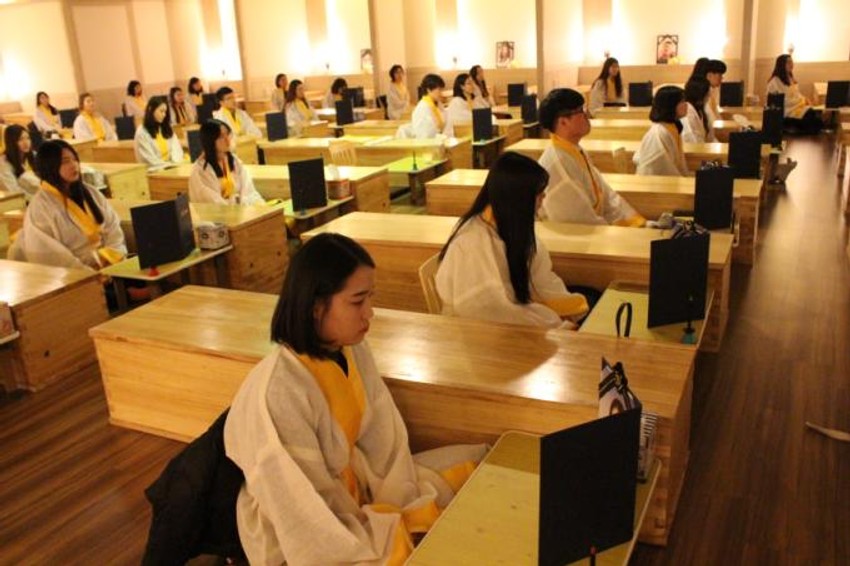 Motivacija: Zaposleni se spremaju da legnu u kovčege