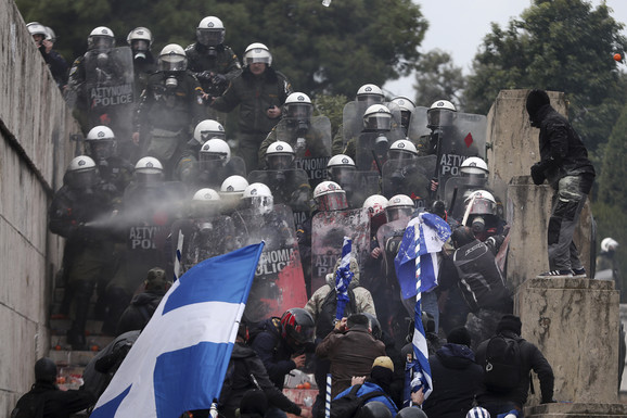 "SLOBODA PALESTINI" Haos u Atini: Sukob policije i demonstranata na skupu za palestince