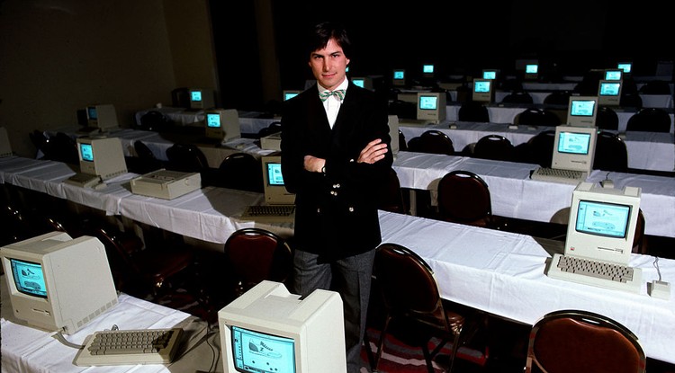 Steve Jobs számítógépekkel teli szobával, 1984. (Fotó: Michael L Abramson/Getty Images)