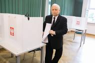 Jarosław Kaczyński głosuje w wyborach w 2019 r.