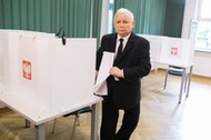 Jarosław Kaczyński głosuje w wyborach w 2019 r.