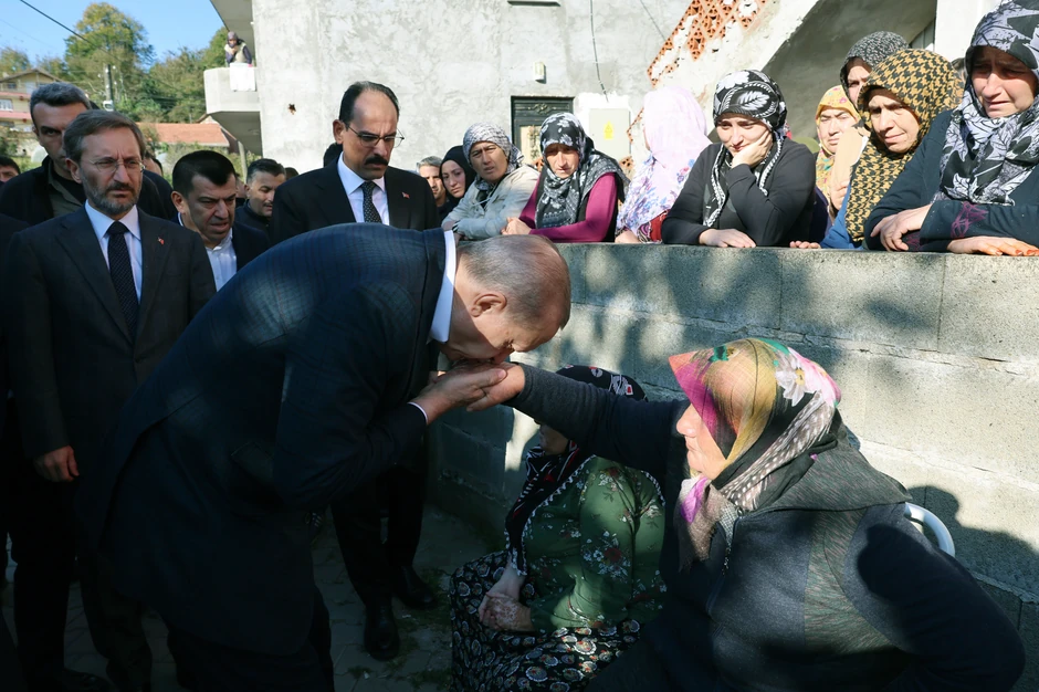 Erdogan sa porodicama rudara nakon eksplozije u rudniku u Amasri