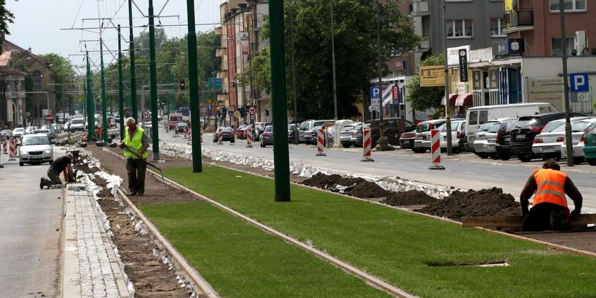 ULICA GRUNWALDZKA ZIELONE TOROWISKO TRAMWAJOWE