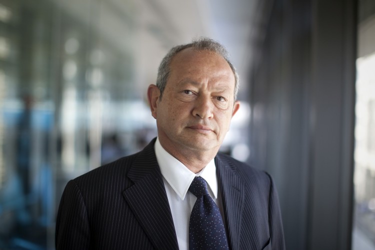<b>Naguib Sawiris</b> - jego majątek szacuje się na <b>2,5 mld dol.</b>
<br>
<br>
Naguib Sawiris jest najstarszy synem egipskiego miliardera Onsi Sawirisa. Już na własny rachunek tworzył potentata telekomunikacyjnego Orascom Telecom Holding (OTH), który w 1998 uruchomił pierwszego operatora komórkowego w Egipcie. The Orascom Group to największy prywatny pracodawca w Egipcie.
<br>
Dwa lata temu Sawiris zaangażował się w politykę, zakładając Partię Wolnych Egipcjan, która opowiada się za wolnym rynkiem i zsekularyzowanymi rządami.
<br>
Twardogłowi islamiści chcieli go postawić przed sądem za zamieszczenie na Twitterze satyrycznego rysunku przedstawiającego Myszkę Mickey z brodą i Minnie z zasłoniętą twarzą.
