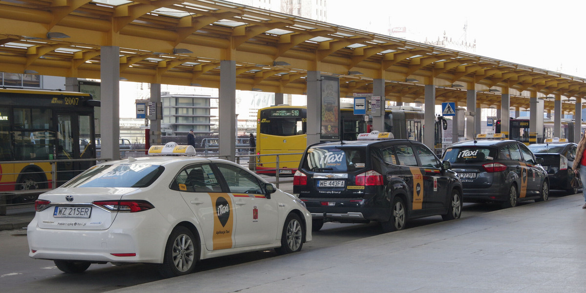 Postój taksówek przy Dworcu Centralnym w Warszawie