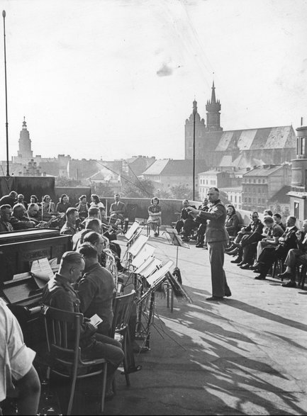 Koncert niemieckiej orkiestry na dachu Pałacu Prasy, który przed wojną był siedzibą koncernu IKC. 