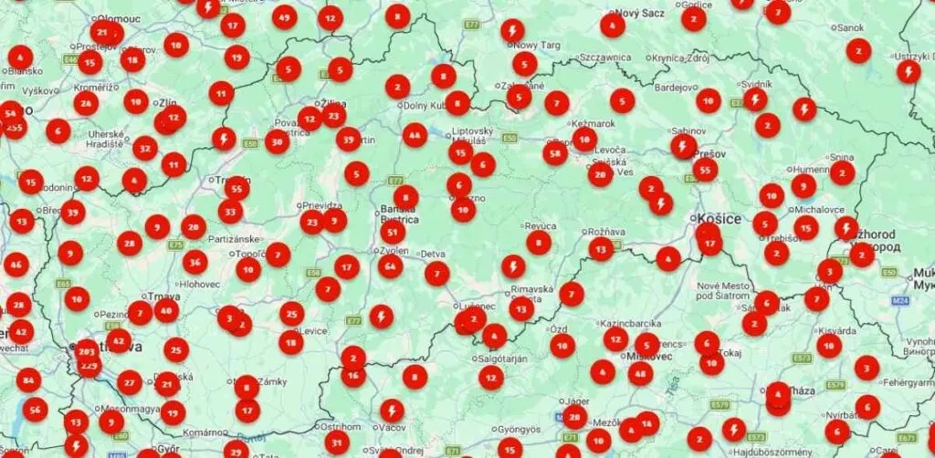 Mapa nabíjacích bodov na Slovensku – prázdne oblasti ukazujú, kde elektromobilita stále nefunguje. 
