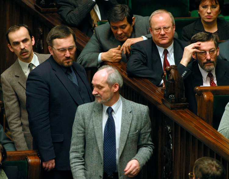 Posiedzenie Sejmu w kwietniu 2003 r. Na zdjęciu Antoni Macierewicz i jego wieloletni znajomy Robert Luśnia (drugi z lewej) – poseł Ligi Polskich Rodzin, a wcześniej agent SB