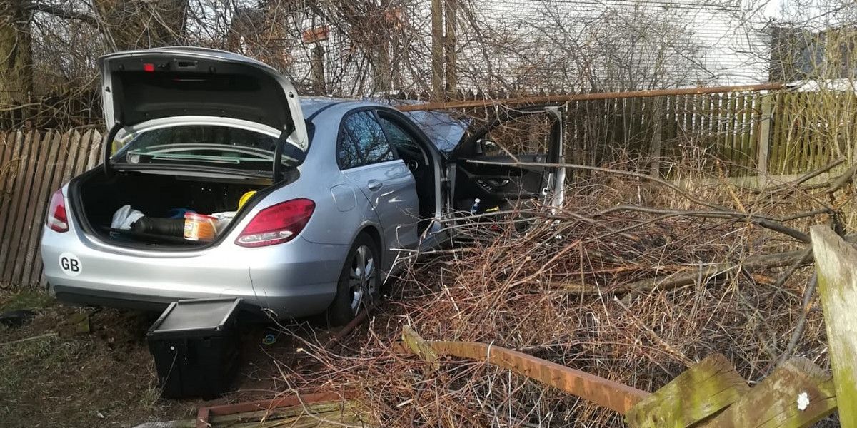 Wypadek w Gostyninie. Mercedes potrącił matkę z dzieckiem.