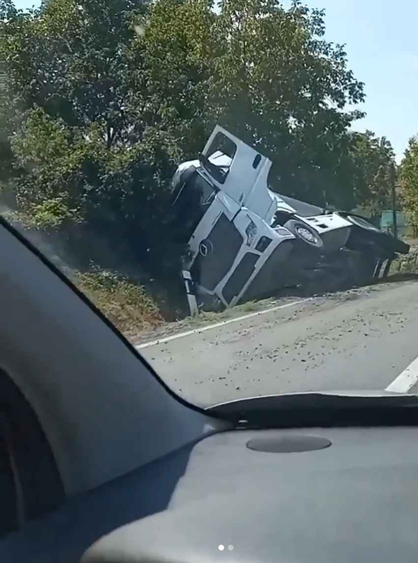 Šleper kod Umke sleteo u duboki jarak