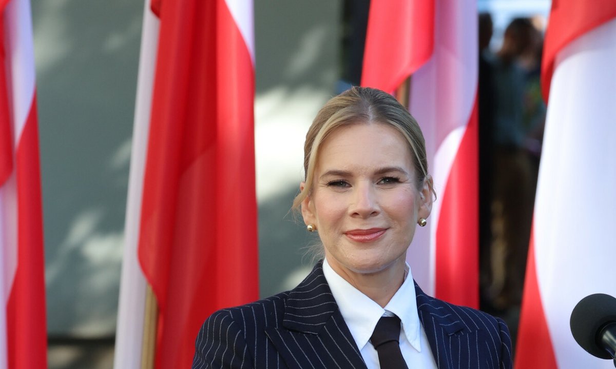 Marta Nawrocka na rozpoczęciu roku szkolnego. Wybrała garnitur i krawat