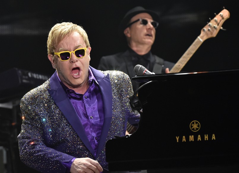 Elton John – artysta, który sprzedał 300 milionów płyt na całym świecie, a na liście "Billboardu" umieścił aż 58 singli – w Krakowie przypomniał jakim fantastycznym jest muzykiem i że po prostu kocha być na scenie. – Kraków? Dobrze wymawiam? Nie? No dobra, zastrzelicie mnie później – przywitał polską publiczność