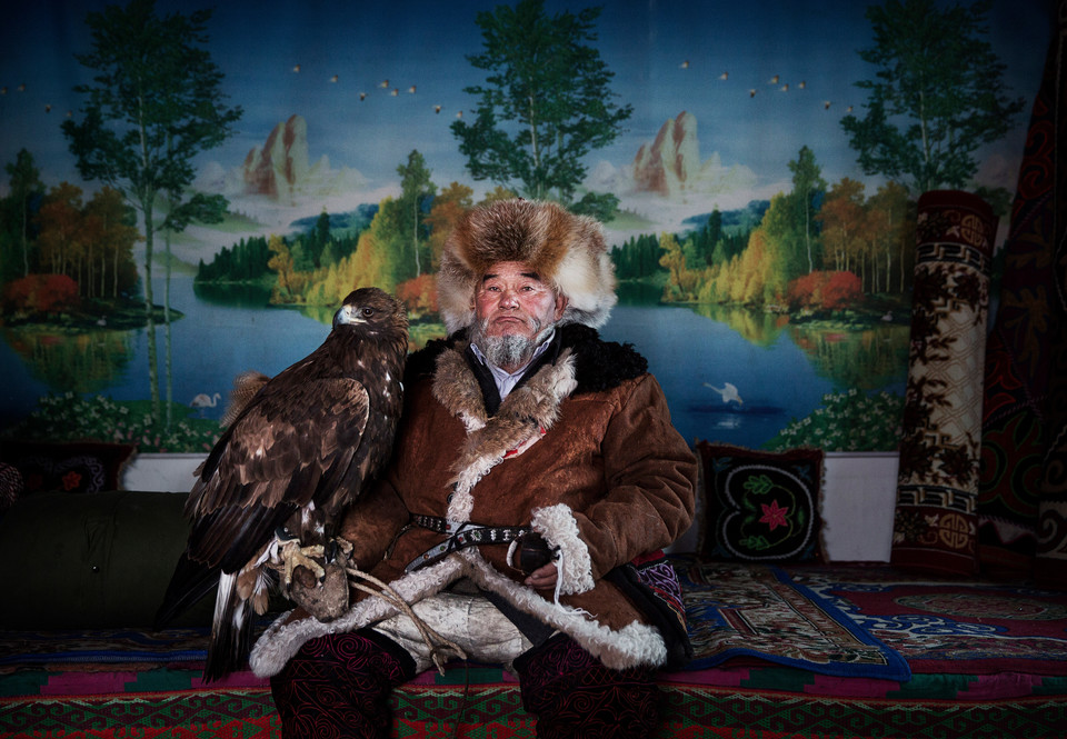 Chińscy Kazachowie polują z orłami