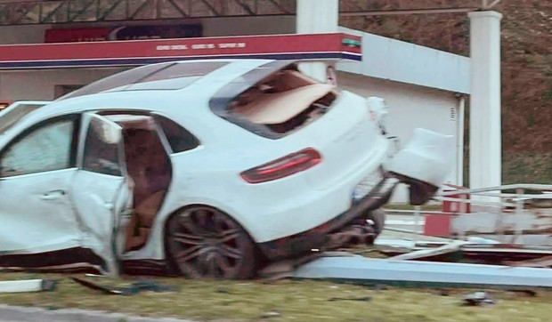 Porše udario u benzinsku pumpu