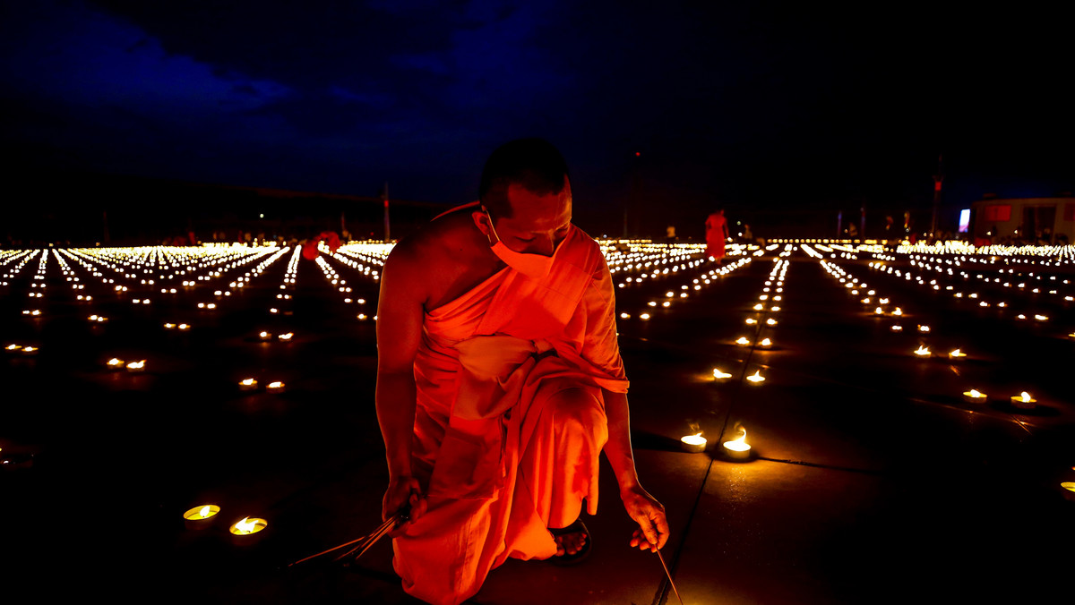 Dzień Ziemi w Tajlandii. W świątyni zapalono 300 tys. świec