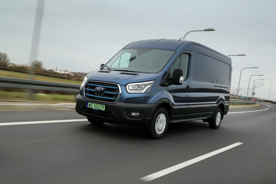 Ford E-Transit pod względem precyzji kierowania czy stabilności nadwozia na zakrętach nie odbiega od spalinowych wersji.