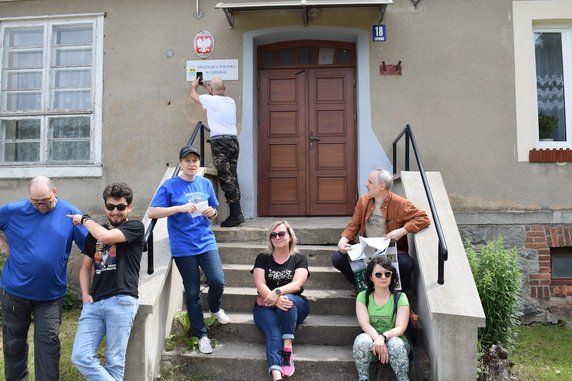 Fani Pana Samochodzika na zlotach zwiedzają miejsc związane z książką 