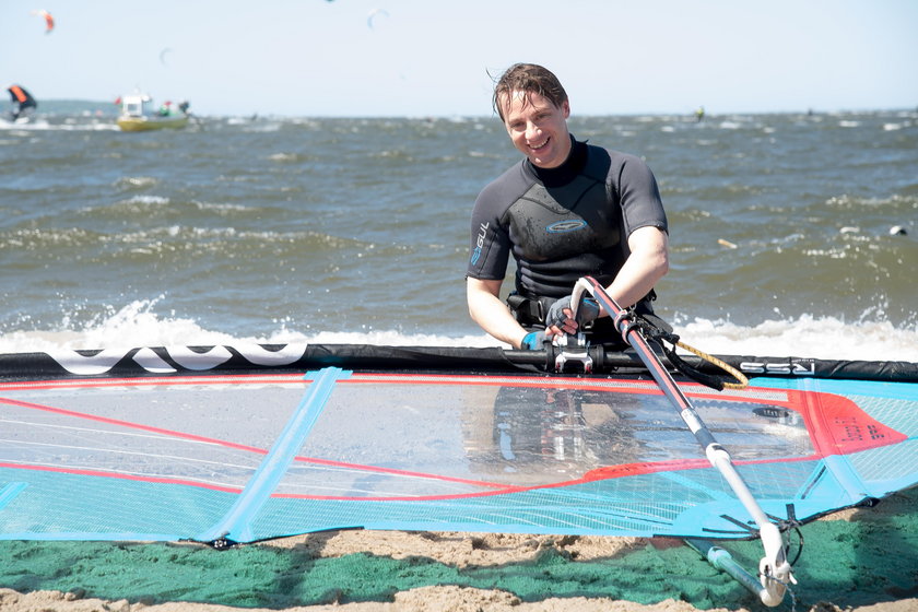 Krzysztof Bosak uprawia windsurfing