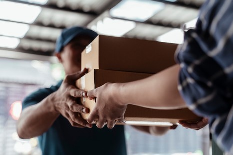 UE znosi zwolnienie z cła dla przesyłek do 150 euro. Zmiany od 1 lipca 2026