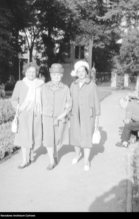 Mieczysława Ćwiklińska (w śr.), Maria Della (z l.) i Jadwiga Smosarska w Nałęczowie (1963)